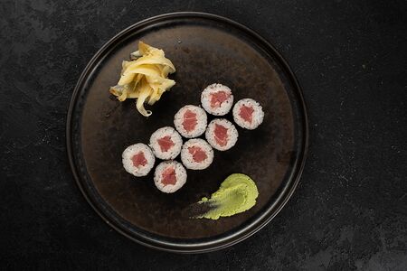 Маки ролл с лососем