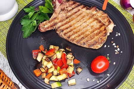 Котлета свиная на косточке с овощным рататуем