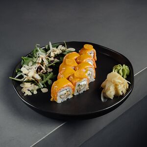Теплый ролл с рисом, лососем, королевскими креветками