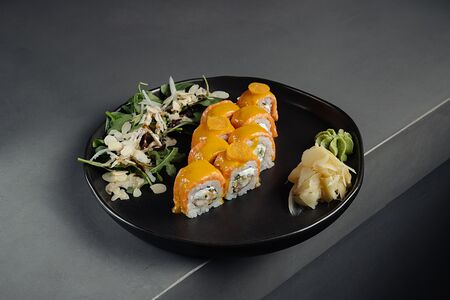 Теплый ролл с рисом, лососем, королевскими креветками