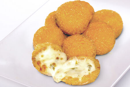 Шарики с моцареллой и халапеньо