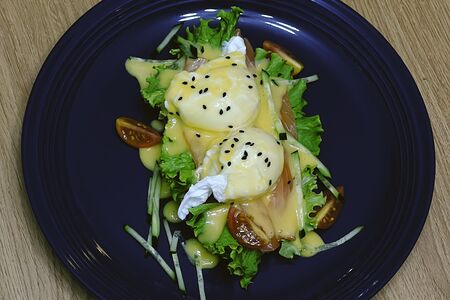 Брускета с семгой, яйцом пашот и голландским соусом