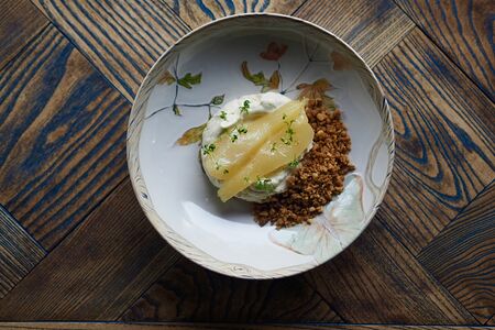 Груша, жасмин, крамбл с грецким орехом