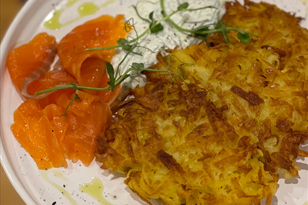 Драники с лососем и соусом дзадзики