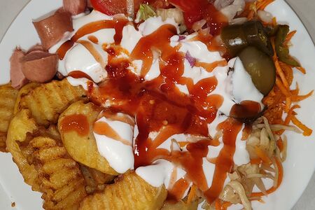 Хот-дог на тарелке