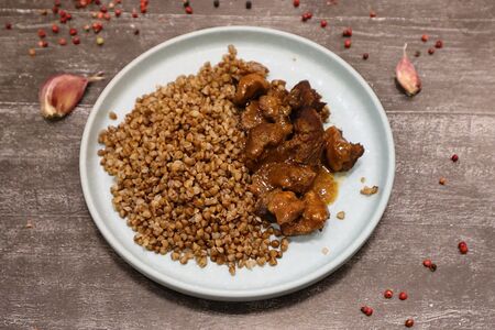 Гуляш с отварной гречкой