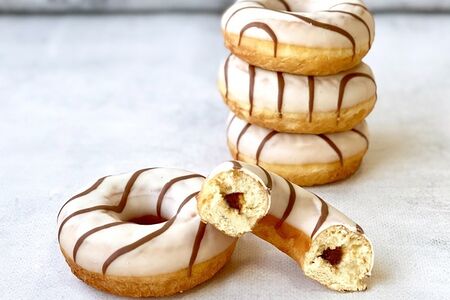 Донат с карамельной начинкой и белой глазурью