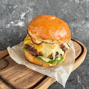 Бургер с мраморной котлетой и беконом