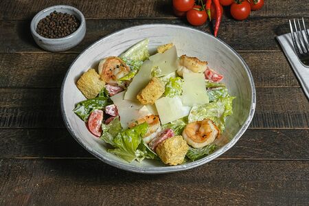 Салат Цезарь с креветками