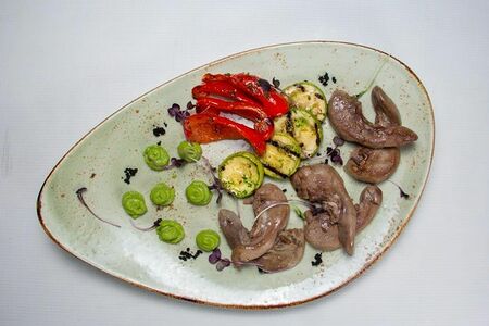 Языки ягненка с с овощами на гриле