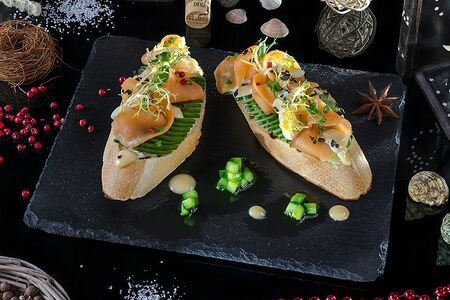 Брускетта с сёмгой