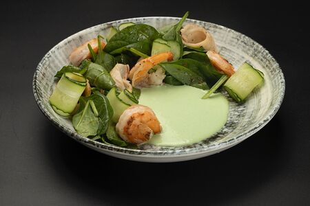 Салат с кальмаром и креветками