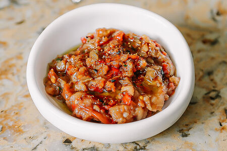 Печеный баклажан с красным перцем и зеленью