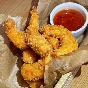 Креветки в кляре с тропическим соусом