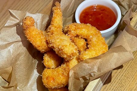 Креветки в кляре с тропическим соусом