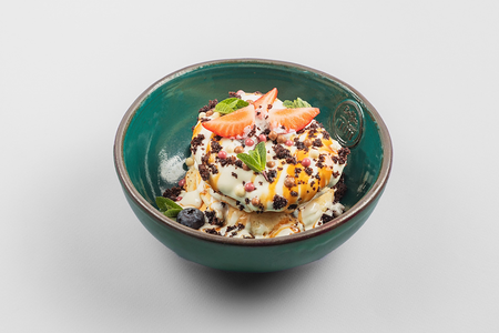 Панкейки с кремом-чиз и сезонными ягодами