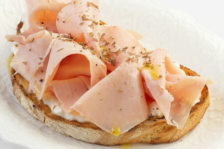 Брускетта с прошутто котто и страчателлой