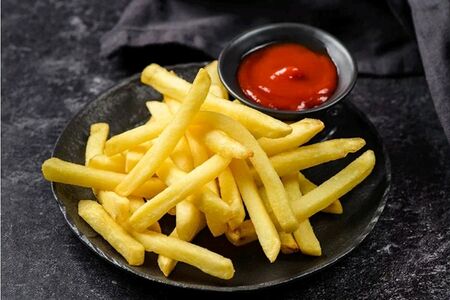 Картофель фри и кетчуп