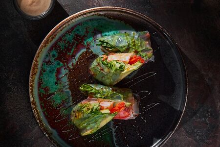 Спринг-ролл с креветкой и ореховым соусом