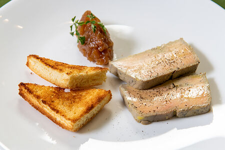 Террин фуа-гра с яблоком чатни и бриошь