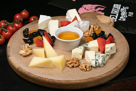 Ассорти сыров с сухофруктами