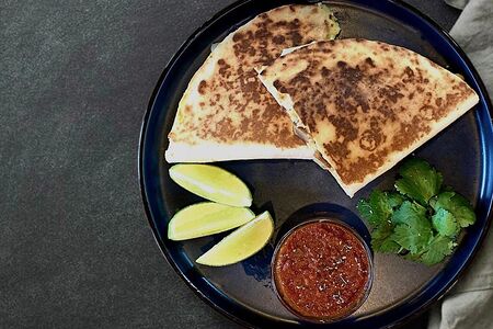 Кесадилья с мраморной говядиной и фасолью