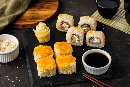 Запеченный ролл с креветкой и сыром чеддер