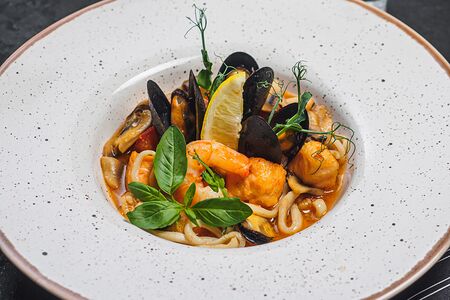 Теплый салат с морепродуктами