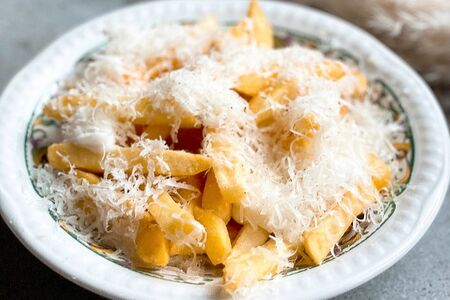 Картофель фри с сыром пекорино