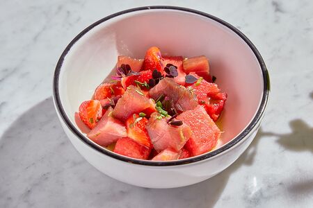 Севиче из тунца с клубникой и арбузом