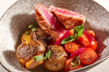 Тунец с печеным картофелем