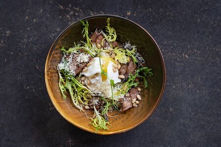 Таежный салат с папоротником, шашлыком и яйцом пашот