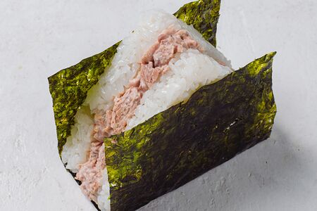 Онигири с тунцом