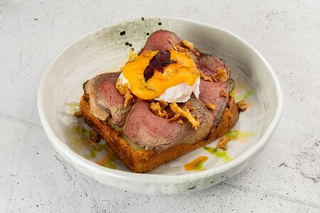 Бенедикт на бриоши с пастрами