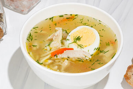 Куриный бульон с яйцом