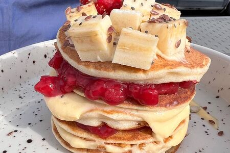 Панкейки с заварным кремом и бананом