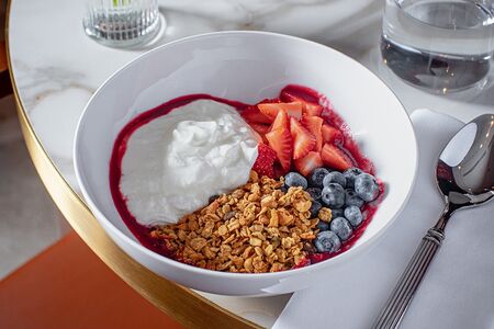 Гранола с домашним йогуртом и ягодами