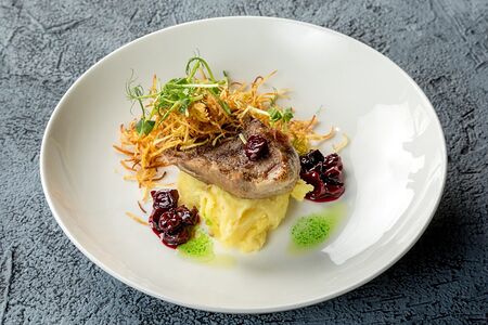 Язык теленка в вишневым соусе с пюре из копченого картофеля