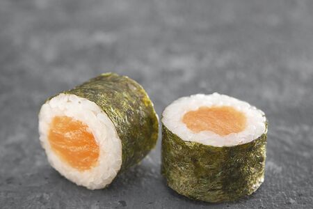 Мини-ролл с лососем