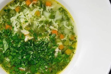 Суп овощной со шпинатом и томатами