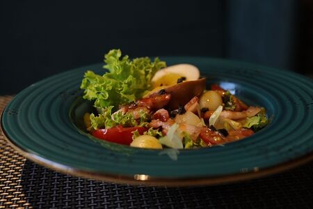 Теплый салат с беконом и картофелем шато