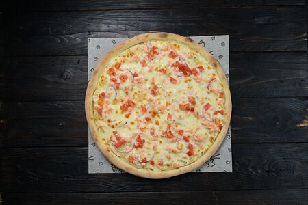 С лососем тартар, томатом и луком