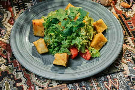 Салат с хрустящими баклажанами