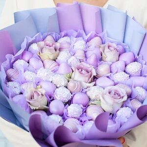 Букет из клубники в шоколаде с розами, фиолетовый