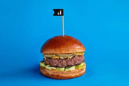 Бургер с голубым сыром и зелеными томатами