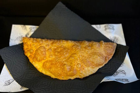 Чебурек с моцареллой, помидорами и грибами