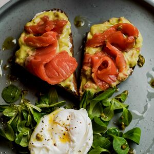Брускетта с гуакамоле, семгой и яйцом пашот