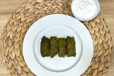 Долма в винoградных листьях с соусом