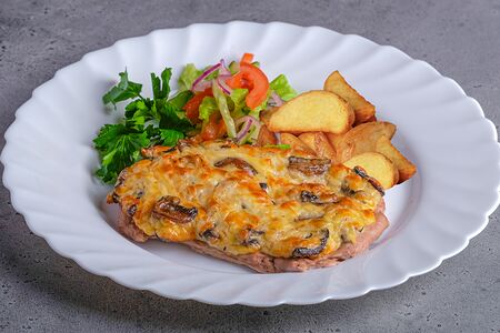 Отбивная Пикантная с картофелем по-деревенски