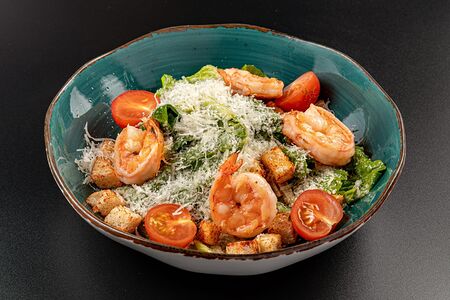 Салат Цезарь с креветками